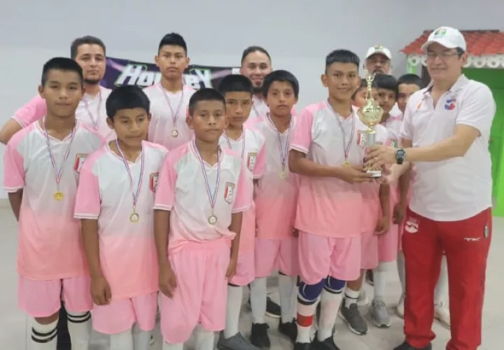 El equipo masculino Gnöbe-Buglé recibe su trofeo. Foto: Cortesía.