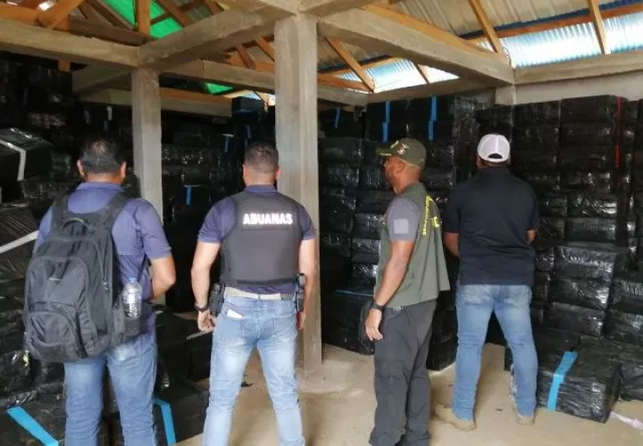 Inspectores aduaneros  se trasladaron a Isla Pino en la comarca de Guna Yala. Foto: Diomedes Sánchez 