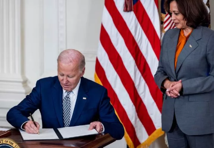  Biden firma una orden ejecutiva para controlar el desarrollo de la inteligencia artificial. Foto: EFE