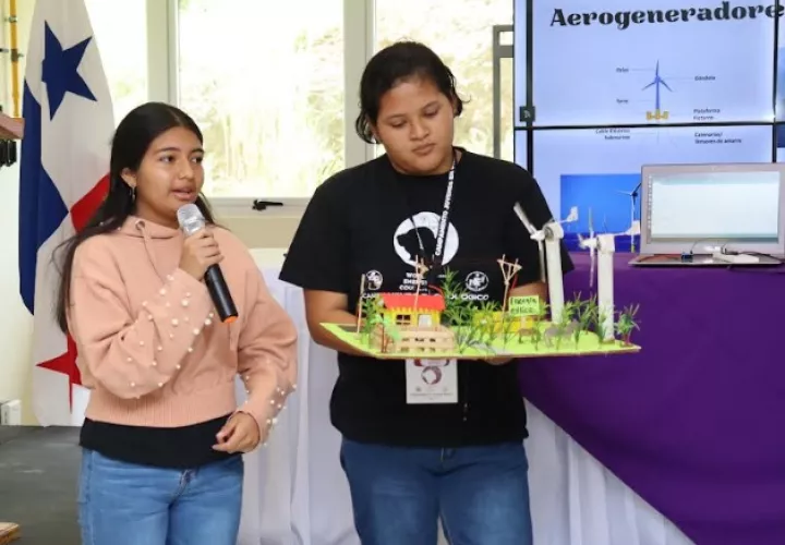Jóvenes presentando sus proyectos. Foto: Cortesía