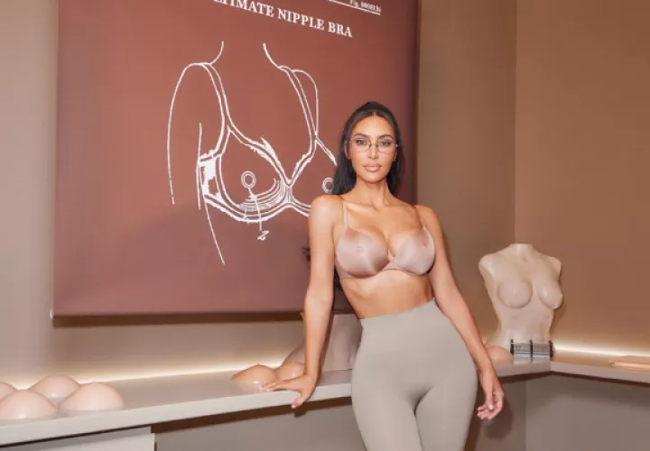 Kim Kardashian usando la peculiar prenda. Foto: Instagram / @skims