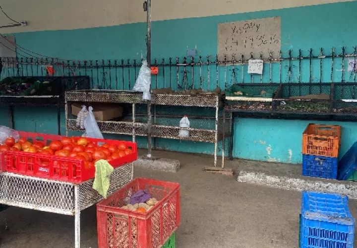 La mayoría de los comerciantes coincidieron en que sus reservas podrían durar hasta este martes. Foto. Eric Montenegro