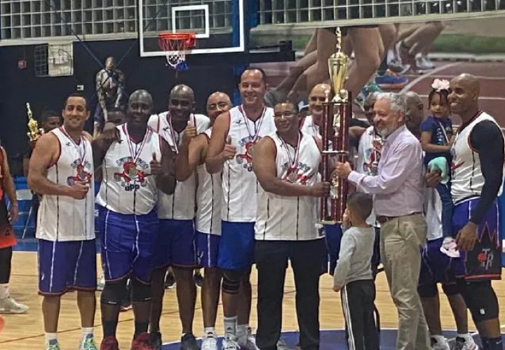 El equipo Leyendas recibe el trofeo de campeón. Foto: Cortesía