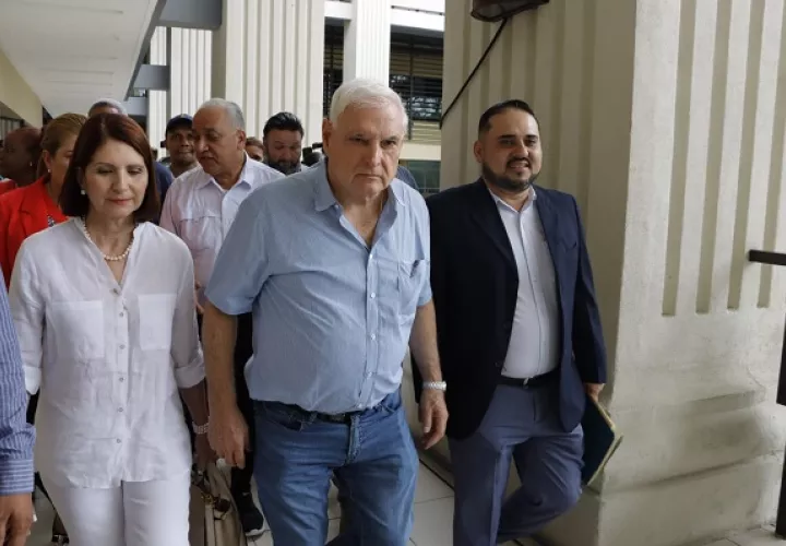 Ricardo Martinelli y Marta Linares acuden al Tribunal Electoral.