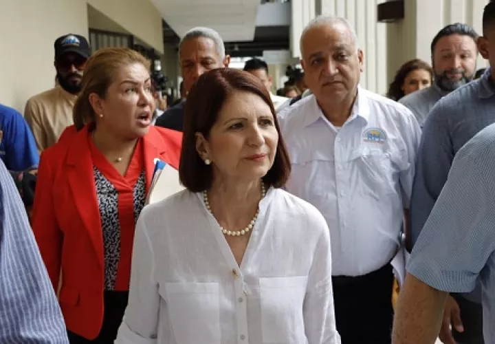 Marta Linares de Martinelli. Víctor Arosemena.