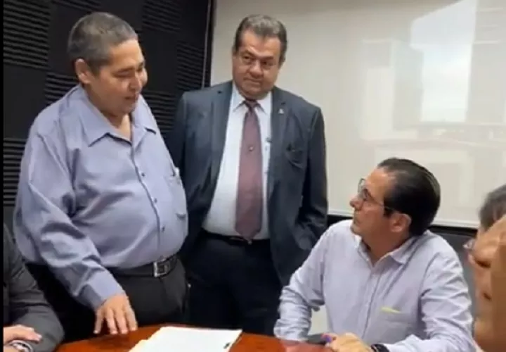 Momento en que Torrijos fue notificado del proceso de expulsión. Foto: Internet