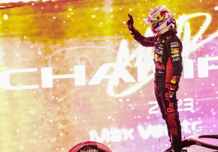 Max Verstappen, celebra que se coronó matemáticamente campeón en la Fórmula Uno, su tercer título consecutivo. Foto: EFE