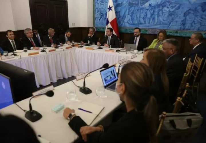  La mesa técnica, liderada por el vicepresidente de la República, José Gabriel Carrizo, analiza, observa y recomienda al presidente, Laurentino Cortizo Cohen, que toma la decisión. Foto: Cortesía