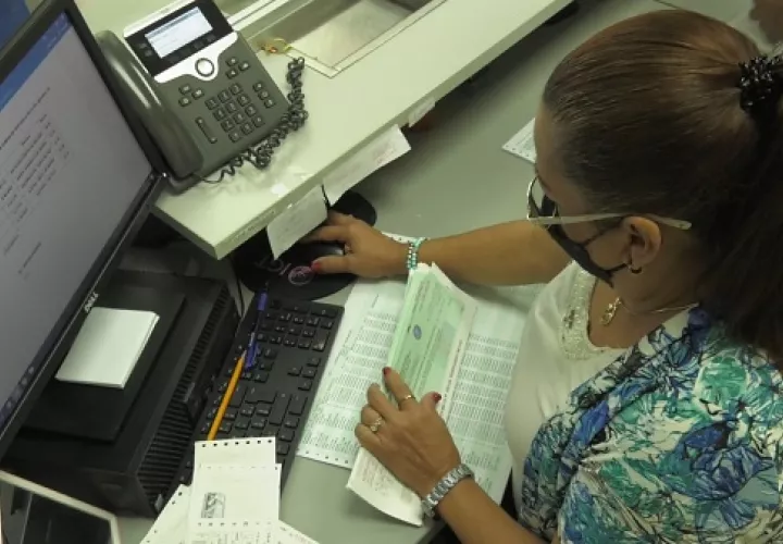 Entregan cheques a docentes.