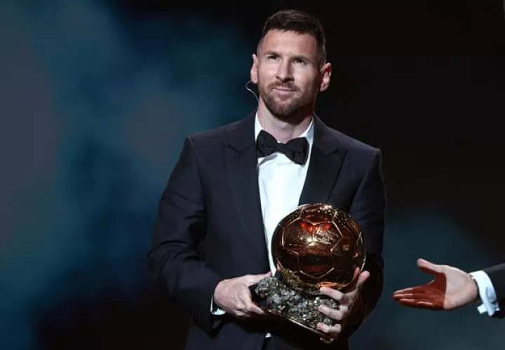 Messi recibe el Balón de Oro. Foto: EFE