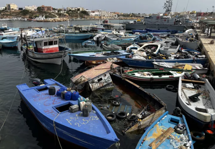 Decenas de pateras usadas por los inmigrantes para cruzar el Mediterráneo que se acumulan en el puerto de la isla italiana de Lampedusa. Foto: EFE