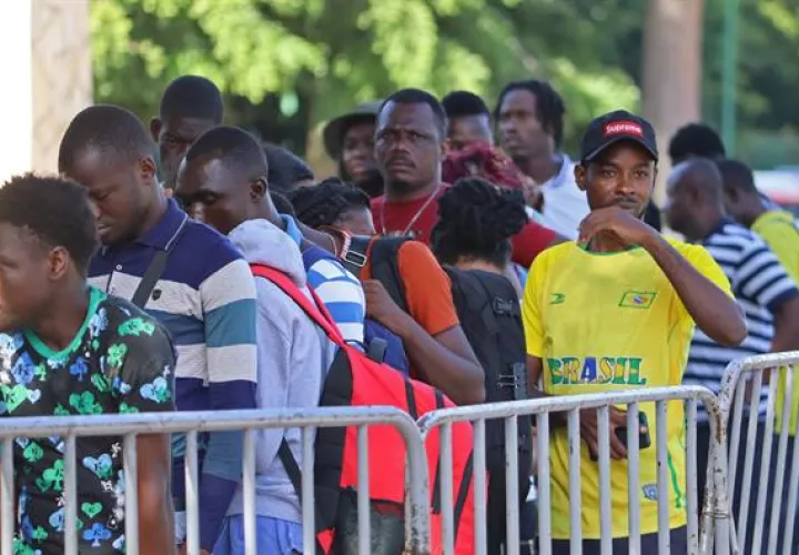 Migrantes son vistos en las inmediaciones de los principales albergues instalados en la ciudad de Tapachula en el estado de Chiapas (México). EFE