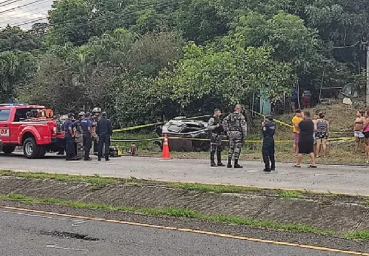 El cuerpo de la víctima quedó atrapado dentro del vehículo accidentado. Foto: Eric A. Montenegro