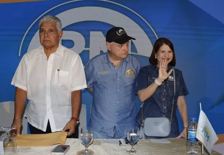 Ricardo Martinelli junto a José Raúl Mulino y Marta linares. 
