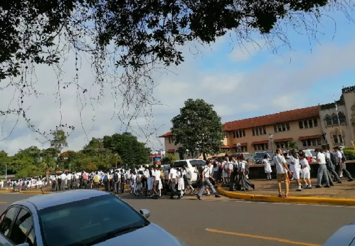 Hay varios grupos de estudiantes que están recibiendo clases por módulos o virtualmente para prevenir cualquier situación de riesgo porque hay áreas de mucho peligro en este plantel educativo porque se están desprendiendo. Foto. Melqíades Vásquez