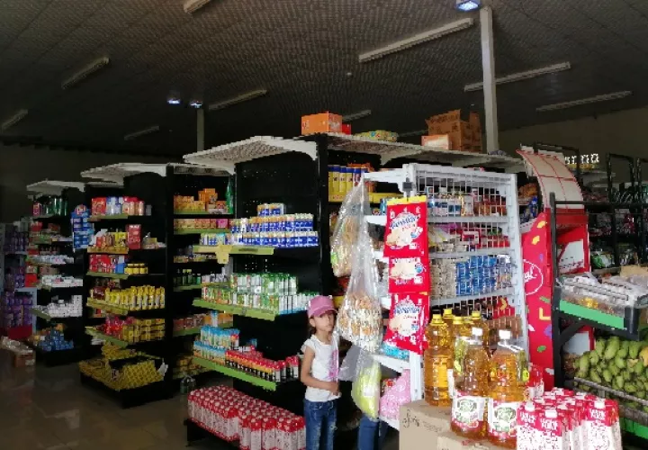 Los cortes temporales de energía complican el trabajo al no poder expedir las facturas de compra. Foto.Eric Montenegro