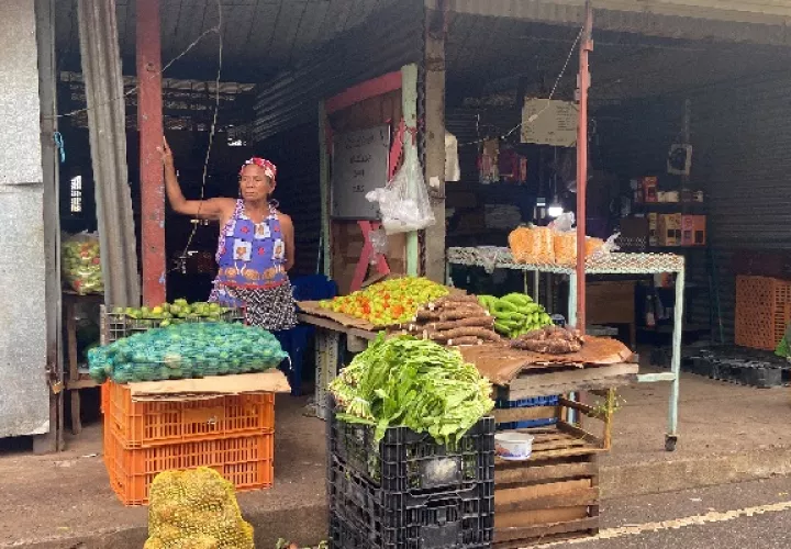 El saco de papa se elevó de $17.00 a $35.00, mientras que la zanahoria pasó de $20.00 a $40.00, un incremento que irremediablemente ha debido trasladar a los clientes. Foto. Eric Montenegro
