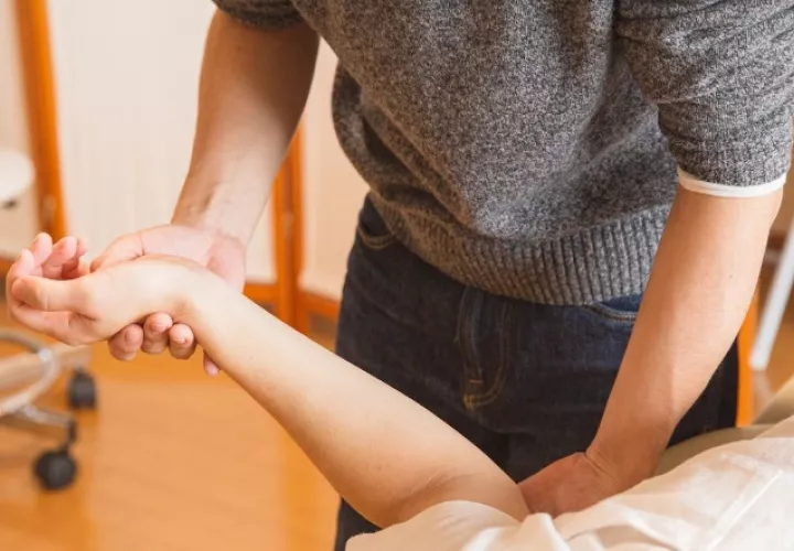 Las mujeres son más propensas a padecer osteoporosis debido a la acelerada pérdida de densidad ósea. Foto: Pexels