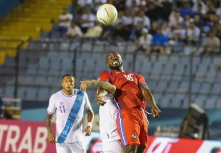 Cecilio Waterman de Panamá, disputa un balón contra la defensa de Guatemala. Foto: Archivo
