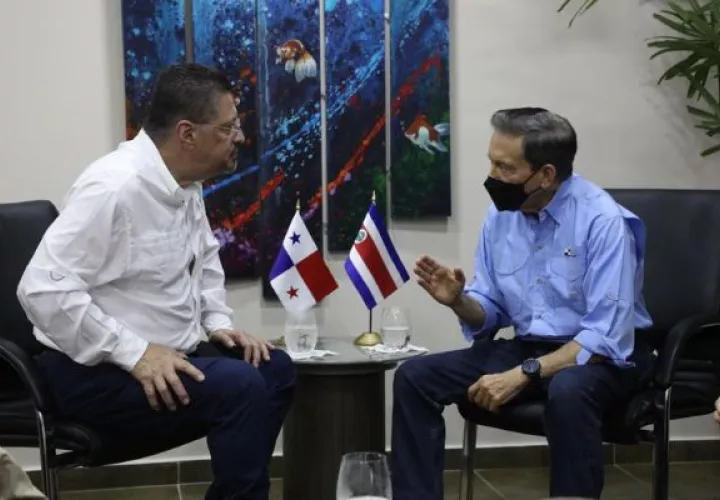 Rodrigo Chaves y Laurentino Cortizo se reunieron en el salón diplomático del Aeropuerto Marcos A. Gelabert, de Albrook. Foto: Cortesía