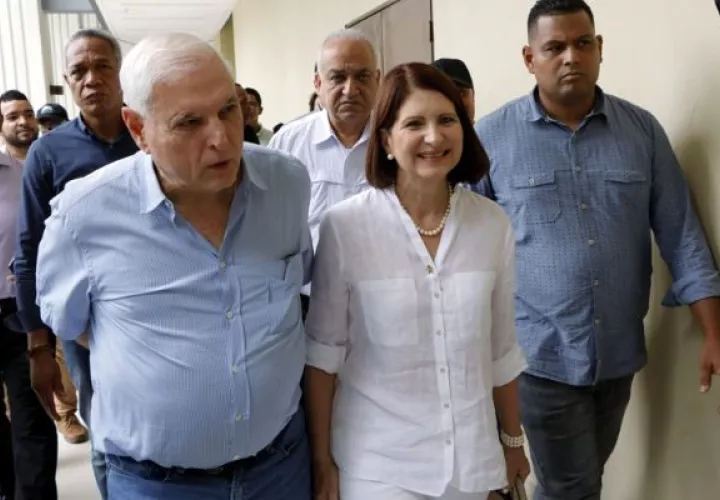   Ricardo Martinelli y su candidata a la vicepresidencia Marta Linares de Martinelli, acudieron hoy al Tribunal Electoral. Foto: Víctor Arosemena
