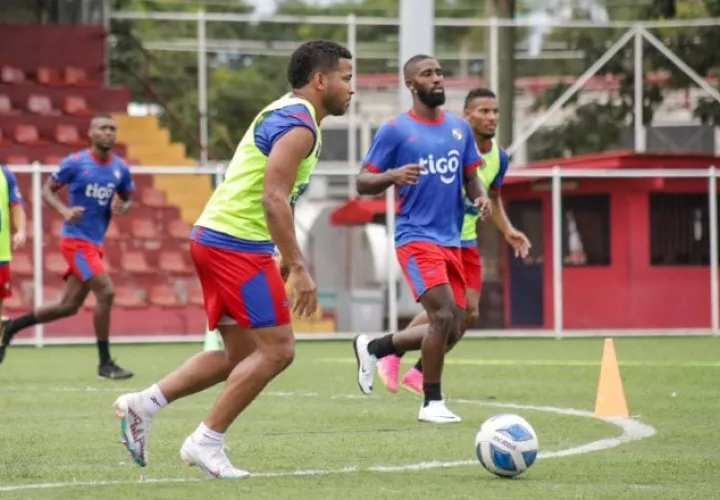 José 'Gasper' Murillo con el balón en los entrenamientos del equipo panameño. Foto: Fepafu