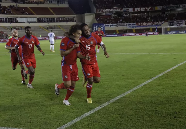 Adalberto "Coco" Carrasquilla es felicitado por Eric Davis en el primer gol de  panamá. Foto: Víctor Arosemena