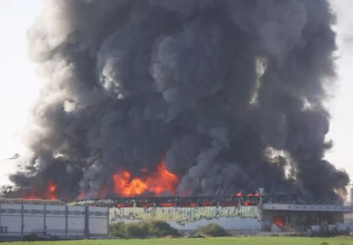 Una estructura en llamas tras un impacto directo en la ciudad israelí de Gedera. Foto: EFE