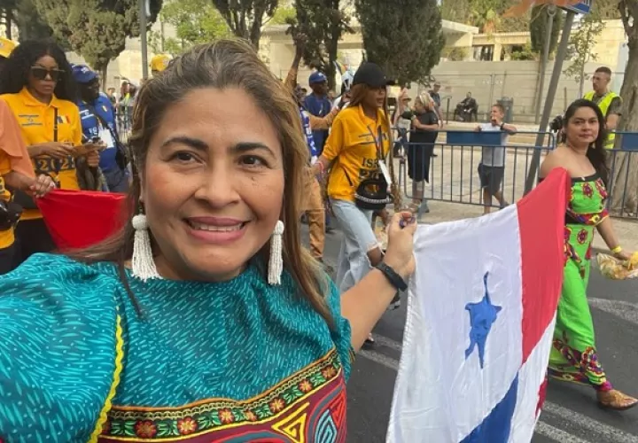Dayra Iglesias en el desfile de la  Embajada Cristiana Internacional en Jerusalén. Foto: Cortesía
