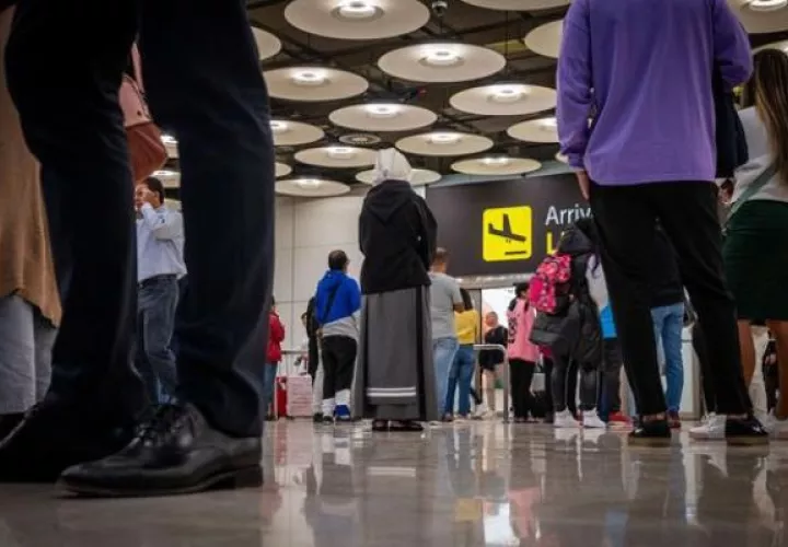 Varias personas aguardan en una terminal. Foto: EFE