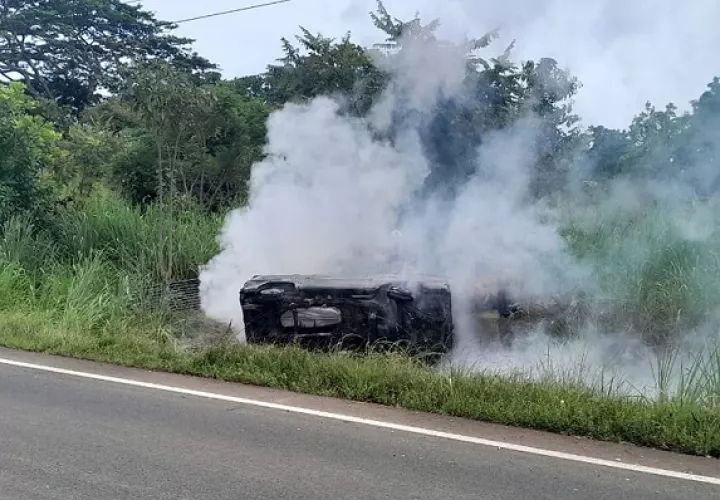  Llevaban recipientes con gasolina, lo que pudo provocar que el vehiculo se incendiara. Foto: Thays Domínguez