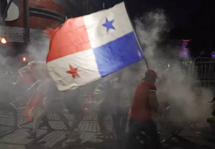 El epicentro de las protestas de ayer fue la sede de la Asamblea, donde la policía dispersó con gases lacrimógenos a los manifestantes. Foto: Víctor Arosemena 
