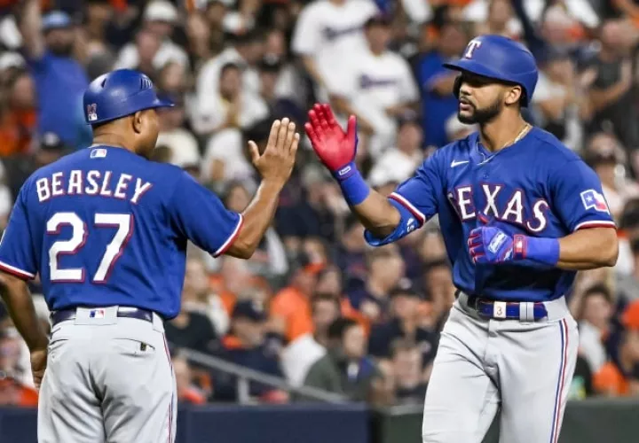 Leody Taveras festeja un jonrón con el coach Tony Beasley. Foto: EFE