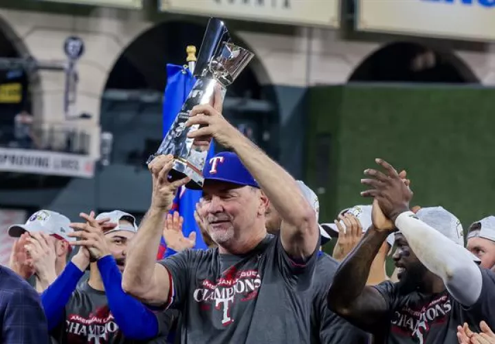  Bruce Bochy de los Rangers con el trofeo de campeón de la Liga Americana. Foto: EFE