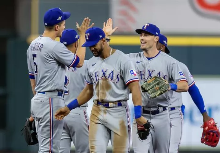 Los jugadores de los Rangers festejan su segundo triunfo ante los Astros. Foto: EFE
