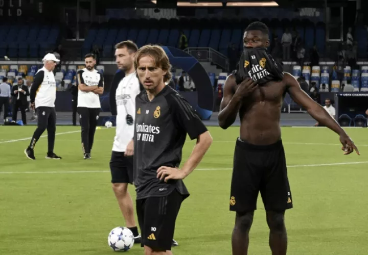 Luka Modric (cent.) y Eduardo Camavinga (der.) en los entrenamientos del Real Madrid. Foto: EFE 