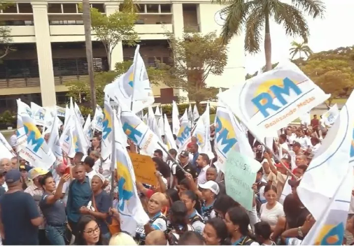 Simpatizantes de Realizando Metas, la tercera fuerza política del país. Foto: Internet