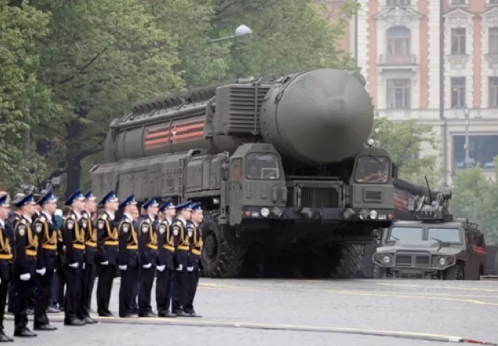 Un misil nuclear estratégico RS-24 Yars ruso en un desfile militar en la Plaza Roja de Moscú. Foto: EFE/Yuri Kochetkov/ Archivo