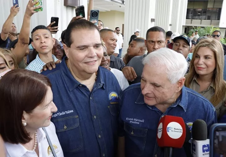 Marta Linares, Sergio Gálvez y Ricardo Martinelli. Víctor Arosemena.