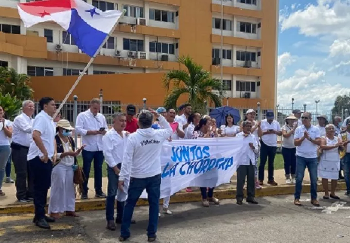 Miembros de la sociedad civil se reunieron para reclamar un mayor presupuesto para el hospital. Foto: Eric A. Montenegro