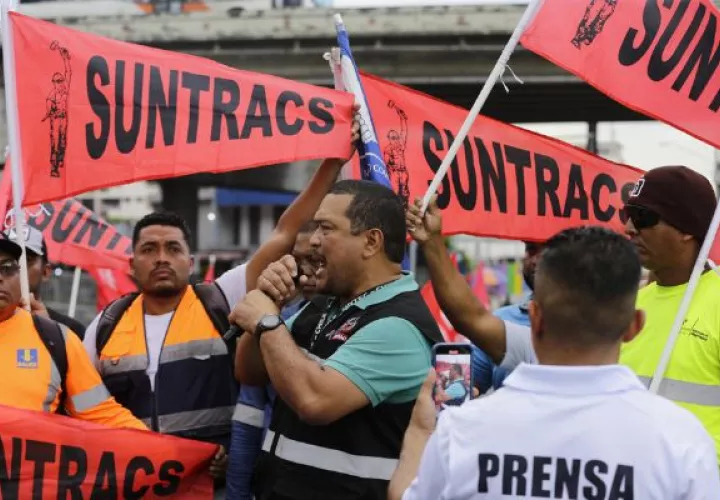 Grupos de trabajadores, ambientalistas y otros protestan en contra del Contrato Minero. Foto: EFE