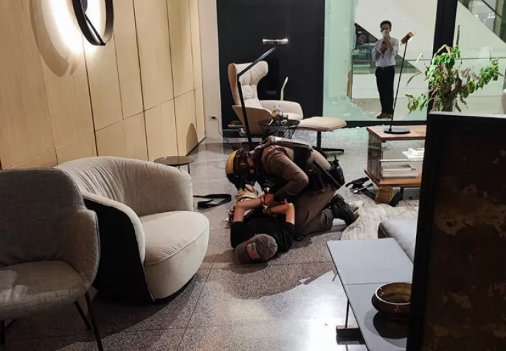 La policía detiene a un menor de 14 años tras un tiroteo en Bangkok con al menos 3 muertos. Foto: EFE