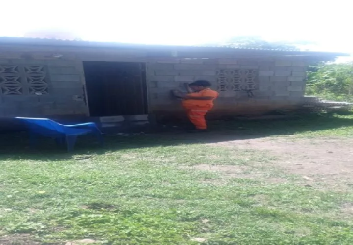 En Tonosí evaluaron viviendas por inundación. Foto. Sinaproc
