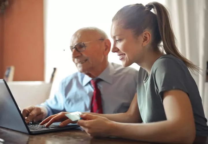 Los equipos diversos donde comparten varias generaciones brindan diferentes puntos de vista. Foto: Pexels