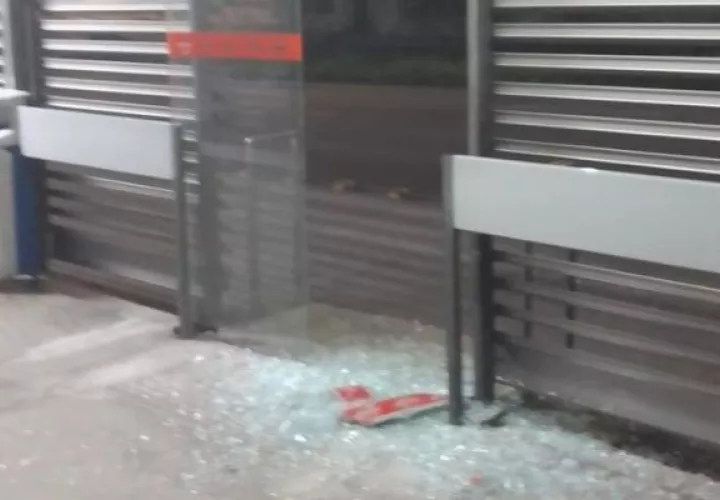 Vandalizaron una de las puertas de las zonas pagas del Metrobús. 
