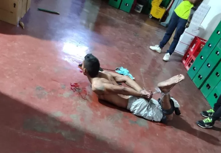 El grupo de personas antes de entregar al agresor a las unidades lince de la Policía Nacional le dieron su merecido. Foto. Melquíades Vásquez