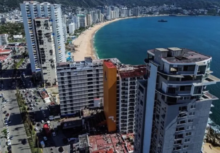Una zona costera afectada por el paso del huracán Otis en Acapulco, estado de Guerrero. Foto: David Guzmán / EFE
