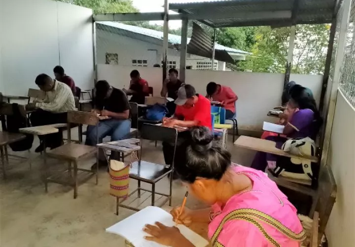 En instalaciones alejadas de ciudades y de lugares donde hay cierres de calles y protestas están recibiendo clases.