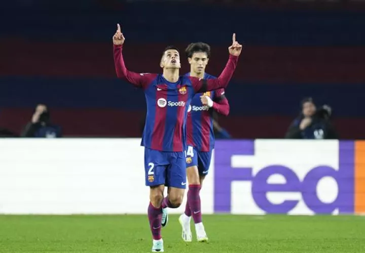 Joao Cancelo del Barcelona (2), festeja su gol. Foto: EFE