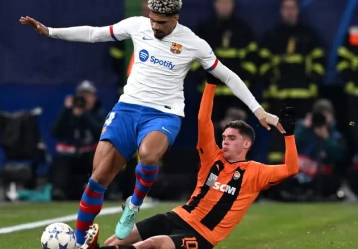 Ronald Araujo del Barcelona (izq.) dipusta el balón contra  Georgiy Sudakov del Shakhtar Donetsk's en la Champions League. Foto:EFE